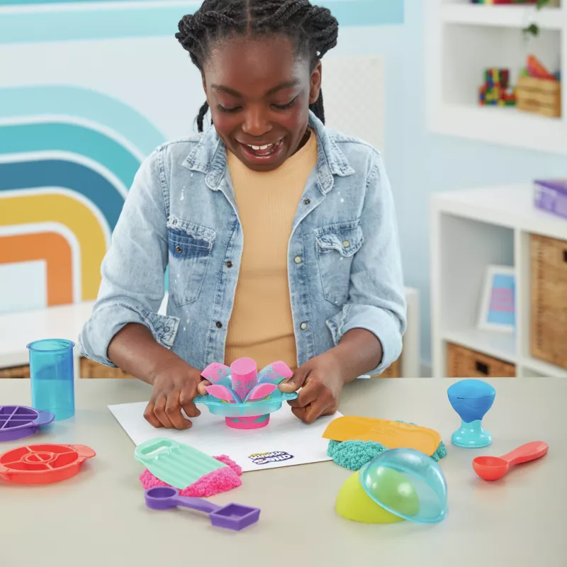 Kinetic Sand, set Ultimate Sandisfying con 2lbs de arena de juego (rosa, amarillo y turquesa), 10 herramientas y moldes, juguete sensorial para niños a partir de 7 años