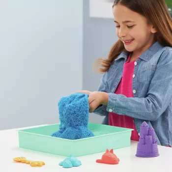 Kinetic Sand, set de arenero, regalos creativos de Pascua, incluye 1 lb de arena moldeable azul, 4 herramientas y moldes, almacenamiento, juguete sensorial para niños a partir de 3 años