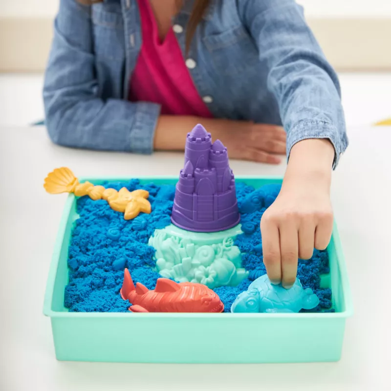 Kinetic Sand, set de arenero, regalos creativos de Pascua, incluye 1 lb de arena moldeable azul, 4 herramientas y moldes, almacenamiento, juguete sensorial para niños a partir de 3 años
