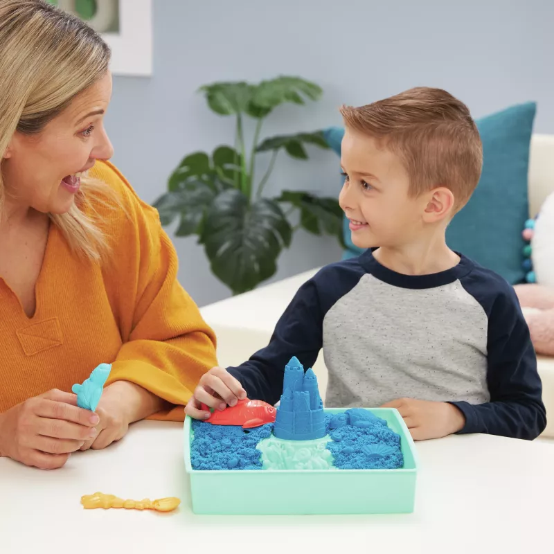 Kinetic Sand, set de arenero, regalos creativos de Pascua, incluye 1 lb de arena moldeable azul, 4 herramientas y moldes, almacenamiento, juguete sensorial para niños a partir de 3 años