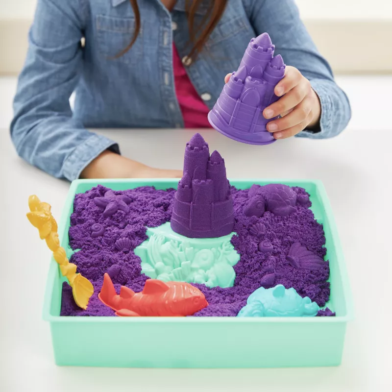 Kinetic Sand, set de arenero, regalos creativos de Pascua, incluye 453 g de arena moldeable lila, 4 herramientas y moldes, almacenamiento, juguete sensorial para niños a partir de 3 años