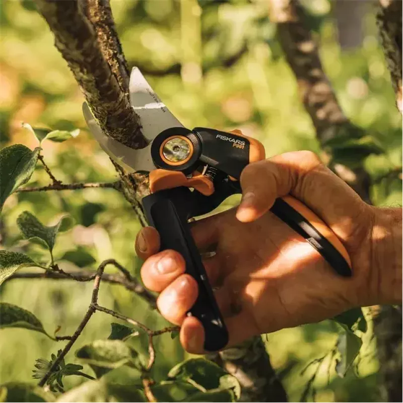 Tijera de podar Fiskars X-Series L P961 — bypass, hoja de acero, corte de 2,6 cm, 222 mm de longitud