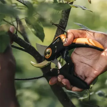 Tijera de jardín Fiskars Plus PowerLever P721 — tijera de bypass para ramas y tallos