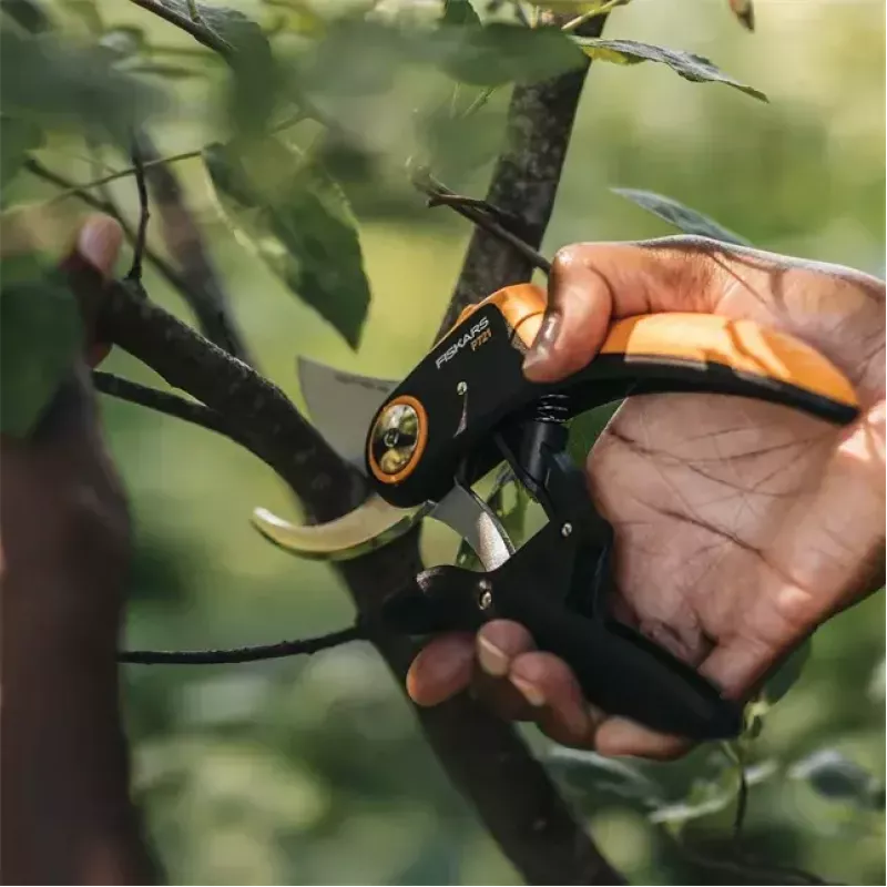 Tijera de jardín Fiskars Plus PowerLever P721 — tijera de bypass para ramas y tallos