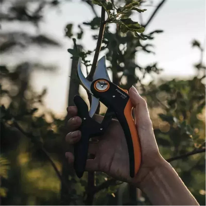 Tijera de jardín Fiskars Plus PowerLever P721 — tijera de bypass para ramas y tallos
