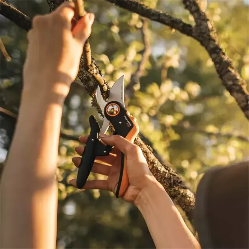 Tijera de jardín Fiskars Plus PowerLever P721 — tijera de bypass para ramas y tallos