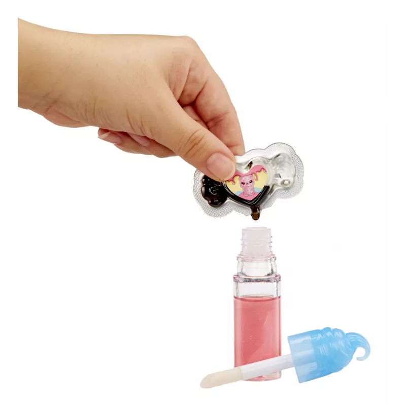 MGA Entertainment Yummiland muñeca con brillo de labios Sour Sweeties - Gabi Gummybear