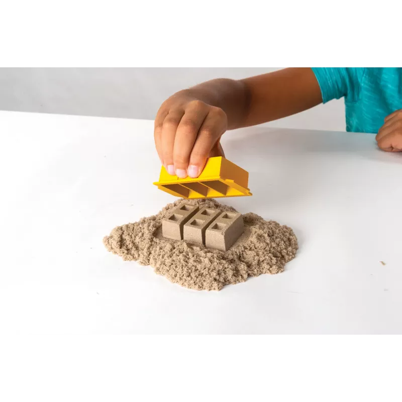 Kinetic Sand, set de juego Dig N' Demolish con 450 g de arena de juego y camión de juguete, juguete sensorial para niños a partir de 5 años
