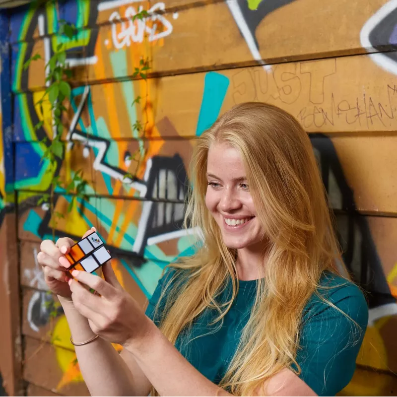 Rubik’s Mini 2x2, puzzle clásico de combinación de colores 2x2, formato de bolsillo, juguete desafiante, el envase puede variar