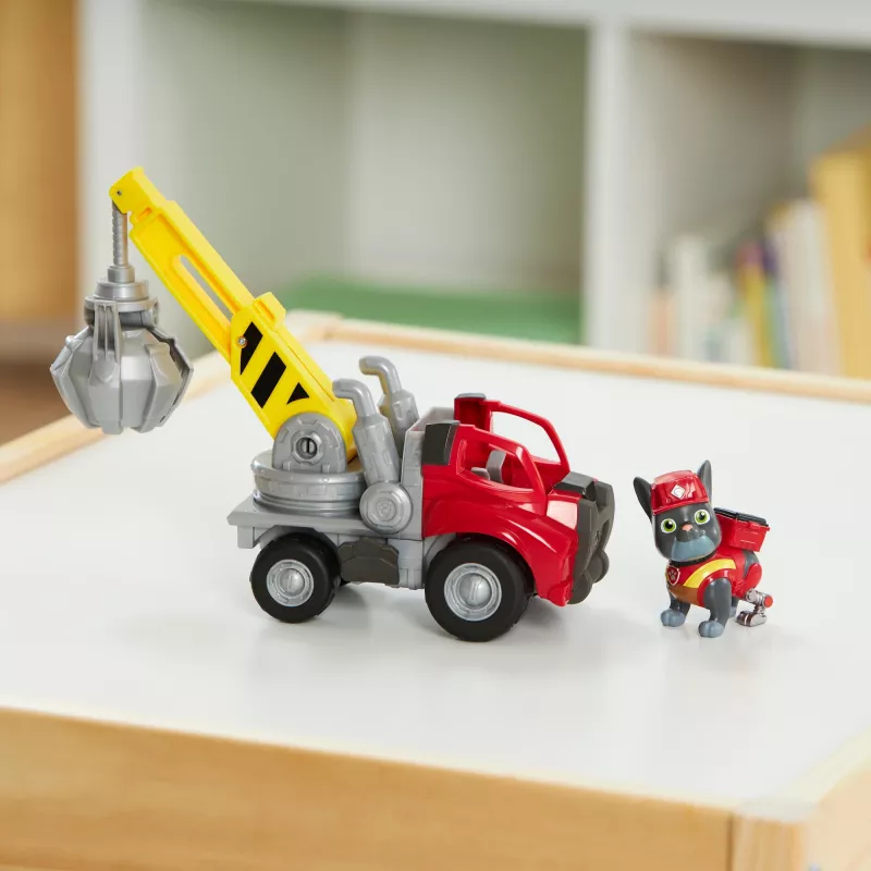 Rubble & Crew, camión grúa de juguete con pinza Chargers con piezas móviles y una figura de acción coleccionable, juguete para niños a partir de 3 años
