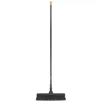 Escoba de interior Fiskars 1025926 cerdas suaves-duras aluminio negra