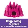 Kinetic Sand, 2 lbs Arena de juego rosa, regalos de Pascua, arena sensorial moldeable para niños, bolsa resellable (el envase puede variar)
