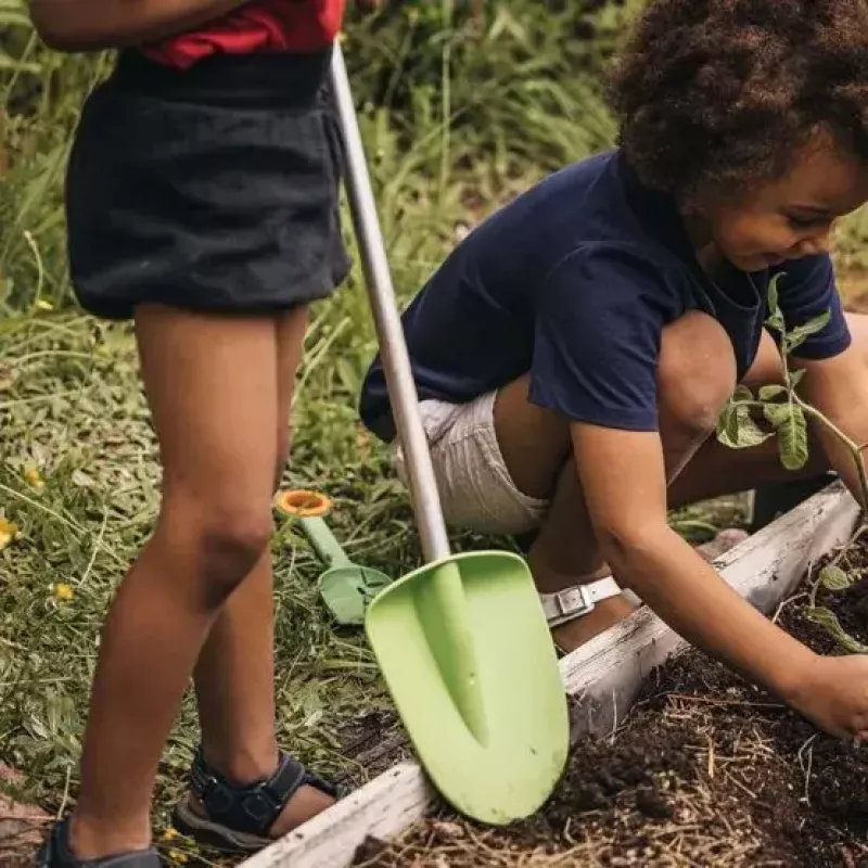 Pala Fiskars MyFirst aluminio-plástico, pala de jardín para niños, verde