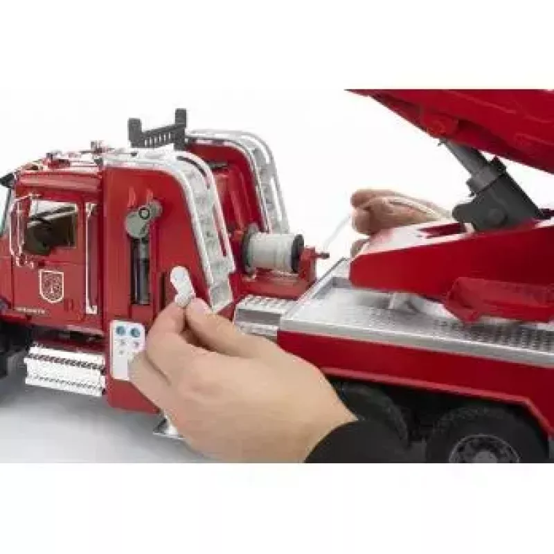 Camión de bomberos BRUDER MACK Granite con bomba de agua