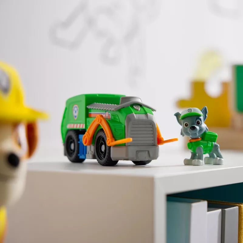 PAW Patrol, camión de reciclaje de Rocky, coche de juguete con figura de acción coleccionable, juguete sostenible para niños y niñas a partir de 3 años
