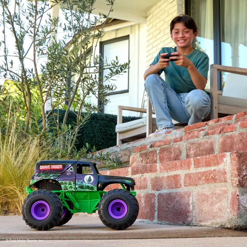 Monster Jam, vehículo teledirigido oficial Smash & Bash Grave Digger para interior y exterior, monster truck reparable a escala 1:15, juguete para niños y niñas a partir de 4 años