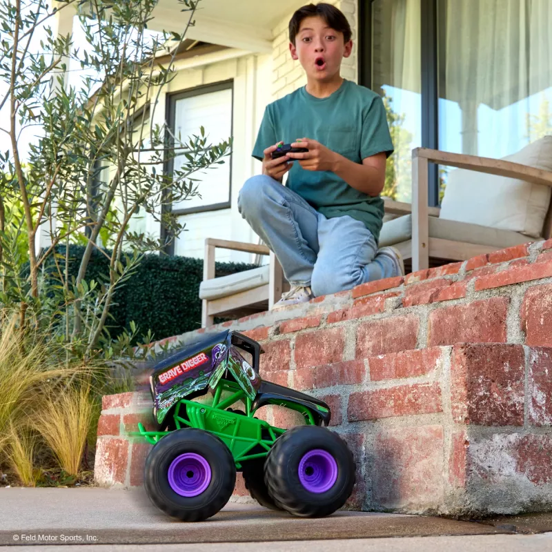 Monster Jam, vehículo teledirigido oficial Smash & Bash Grave Digger para interior y exterior, monster truck reparable a escala 1:15, juguete para niños y niñas a partir de 4 años