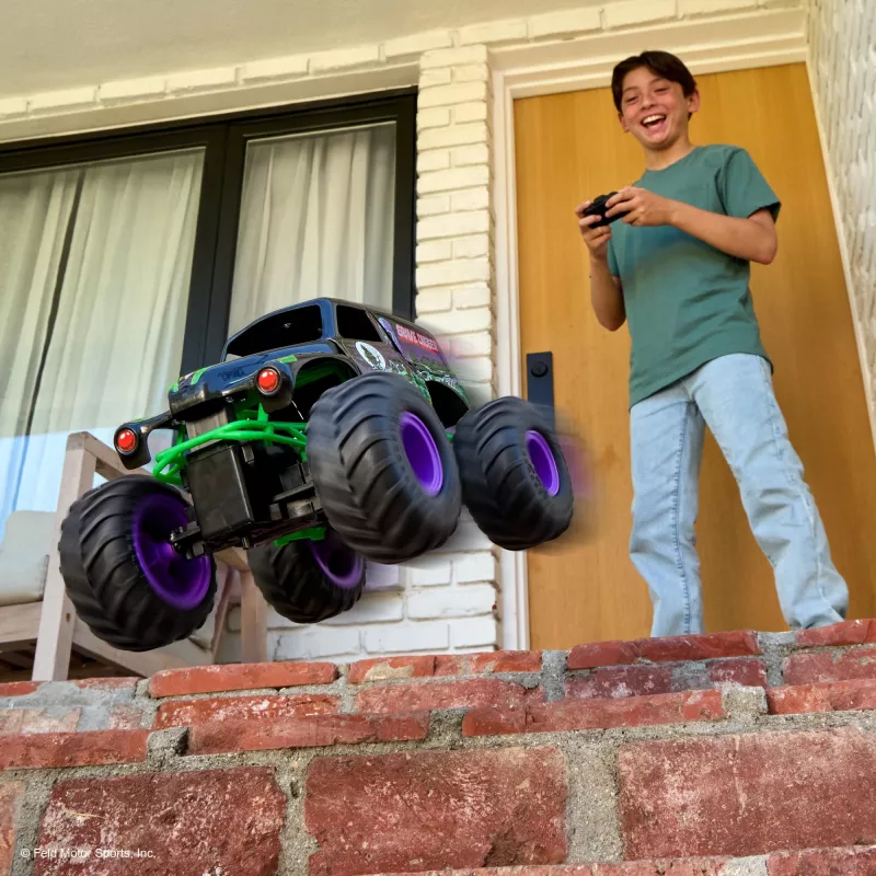 Monster Jam, vehículo teledirigido oficial Smash & Bash Grave Digger para interior y exterior, monster truck reparable a escala 1:15, juguete para niños y niñas a partir de 4 años