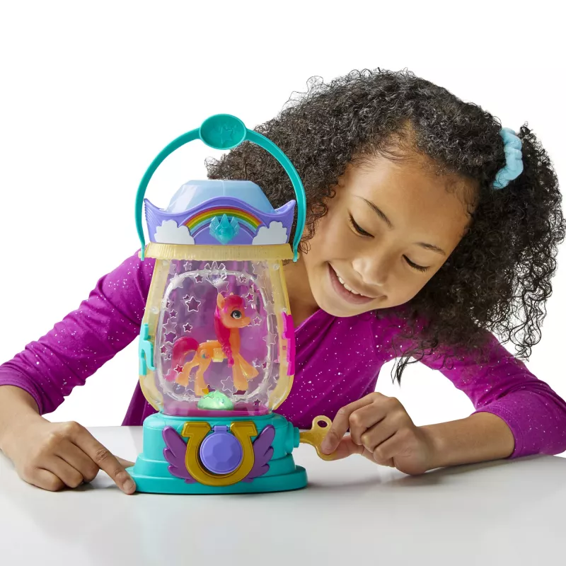 My Little Pony : Una nueva generación – Linterna Sparkle Reveal Sunny Starscout – Juguete luminoso con 25 piezas, sorpresas