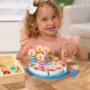 Melissa & Doug tarta de cumpleaños – alimento de juguete de madera con decoraciones intercambiables y 7 velas