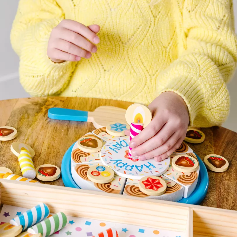 Melissa & Doug tarta de cumpleaños – alimento de juguete de madera con decoraciones intercambiables y 7 velas