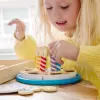 Melissa & Doug tarta de cumpleaños – alimento de juguete de madera con decoraciones intercambiables y 7 velas