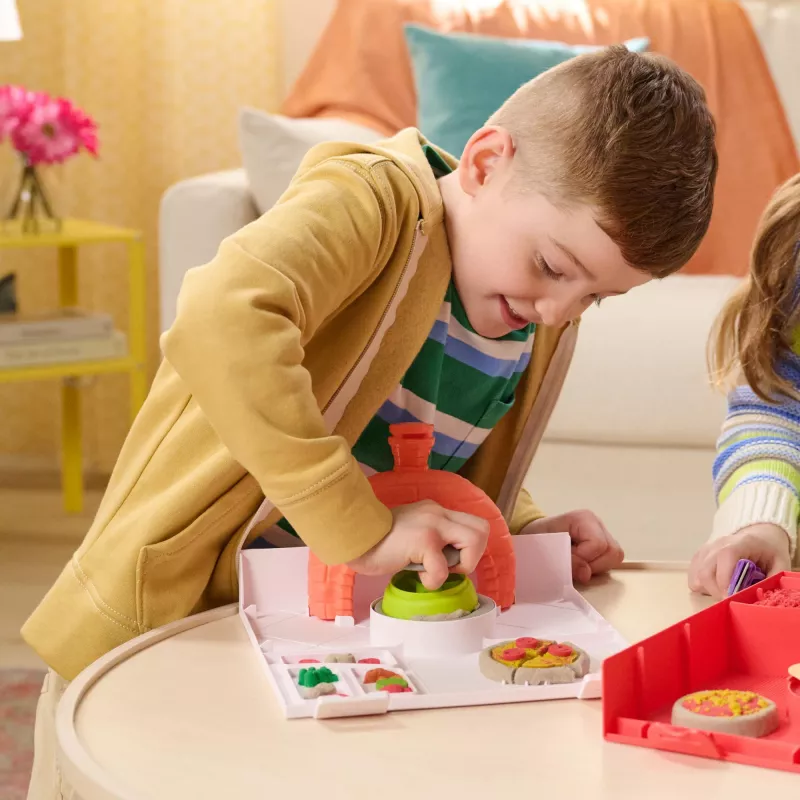Kinetic Sand, SquishPizza set de juego de horno de pizza que crece, regalos creativos de Pascua, incluye 1 lb de arena moldeable y 5 herramientas, manualidades de alimentos de juguete para niños