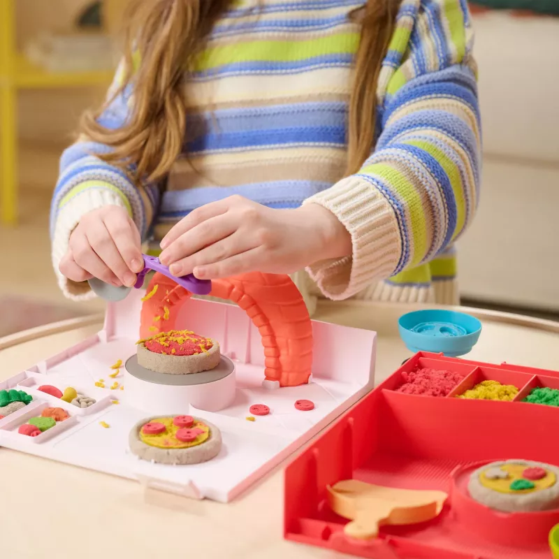 Kinetic Sand, SquishPizza set de juego de horno de pizza que crece, regalos creativos de Pascua, incluye 1 lb de arena moldeable y 5 herramientas, manualidades de alimentos de juguete para niños