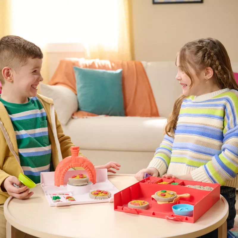 Kinetic Sand, SquishPizza set de juego de horno de pizza que crece, regalos creativos de Pascua, incluye 1 lb de arena moldeable y 5 herramientas, manualidades de alimentos de juguete para niños