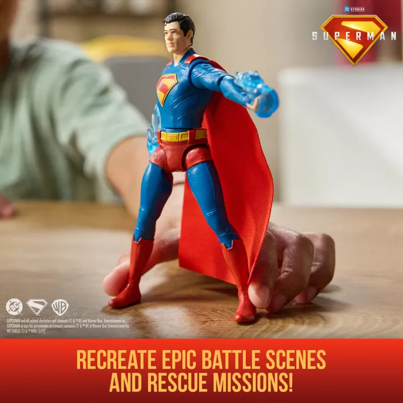 DC Comics, SUPERMAN Figura de acción Epic Strike, 15 cm, estilo auténtico de la película, incluye 2 accesorios, juguete para niños y niñas a partir de 4 años