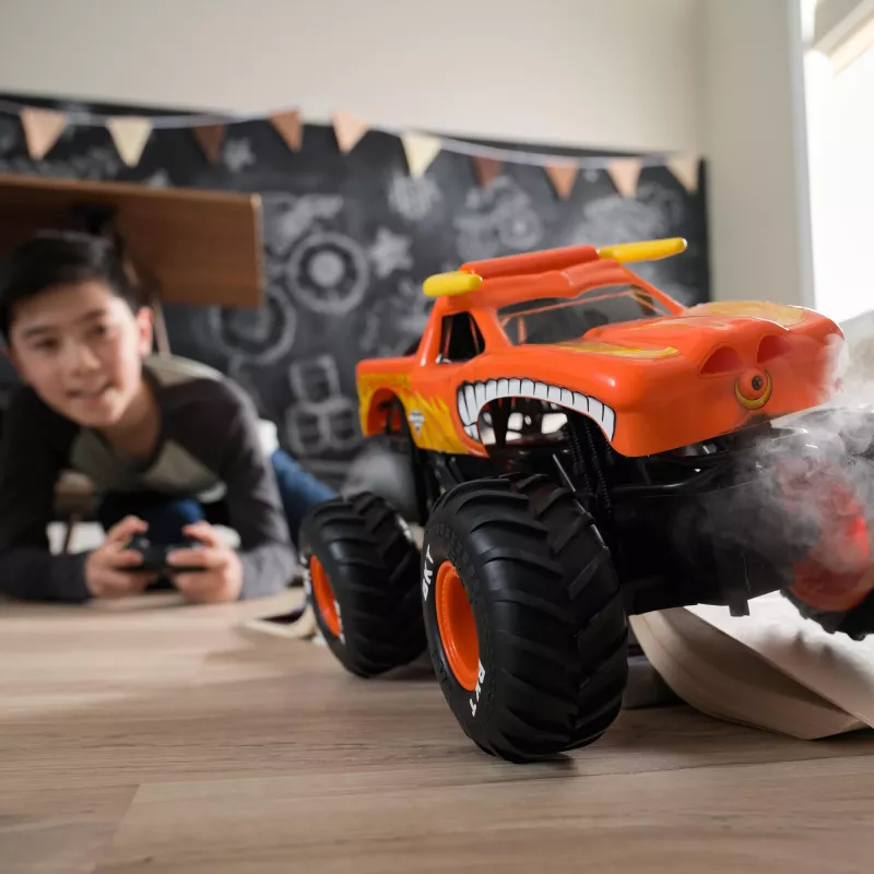 Monster Jam, El Toro Loco RC Monster Truck con efectos de humo Atomizer, escala 1:15, juguete para niños y niñas a partir de 3 años