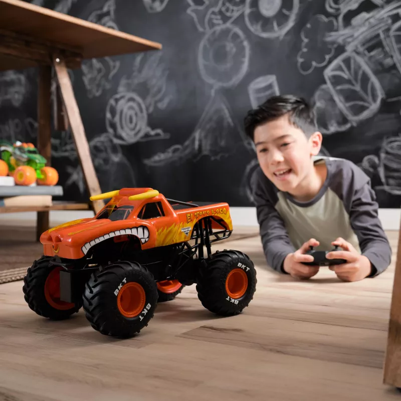 Monster Jam, El Toro Loco RC Monster Truck con efectos de humo Atomizer, escala 1:15, juguete para niños y niñas a partir de 3 años