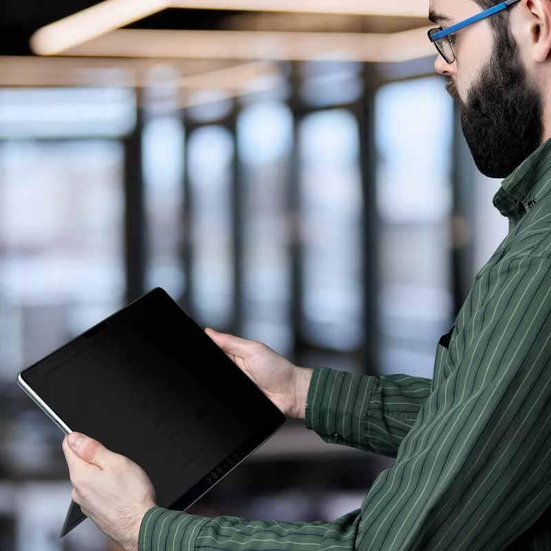 StarTech.com Filtro de privacidad de 4 vías para portátil Surface Pro 8/9/X de 13 pulgadas, horizontal/vertical, táctil, ángulo de visión de +/- 30°, bloquea hasta el 51 % de luz azul, antirreflejo