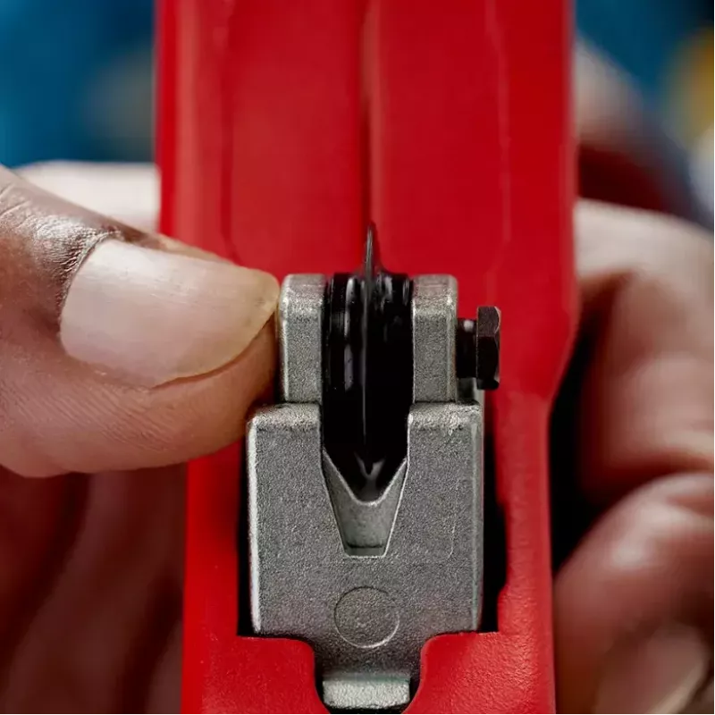 Cortatubos Knipex 90 31 03 BK apto para latón, cobre, acero