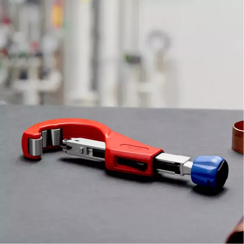 Cortatubos Knipex 90 31 03 BK apto para latón, cobre, acero
