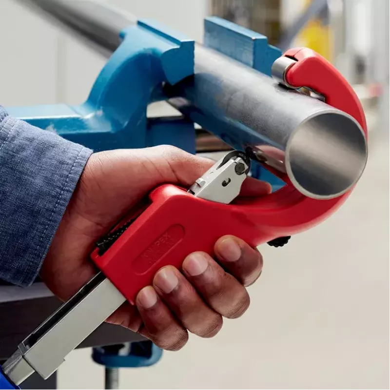 Cortatubos Knipex 90 31 03 BK apto para latón, cobre, acero