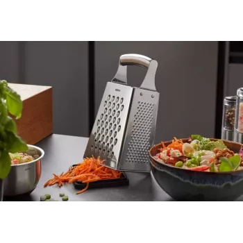 Rallador de acero inoxidable GEFU GRATO G-89562 — diseño cuadrado, construcción de acero inoxidable