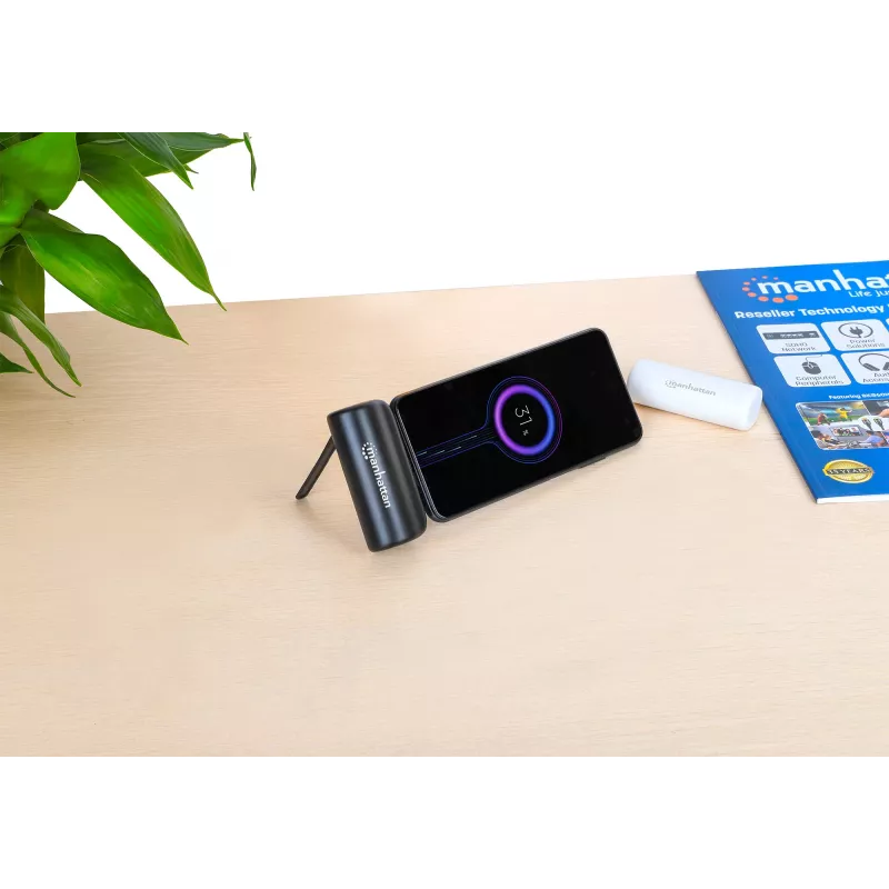 Batería externa Manhattan con conector USB-C integrado, 5000 mAh, hasta 10 W de potencia de salida, soporte para usar como soporte de carga para móvil, negro, un año de garantía