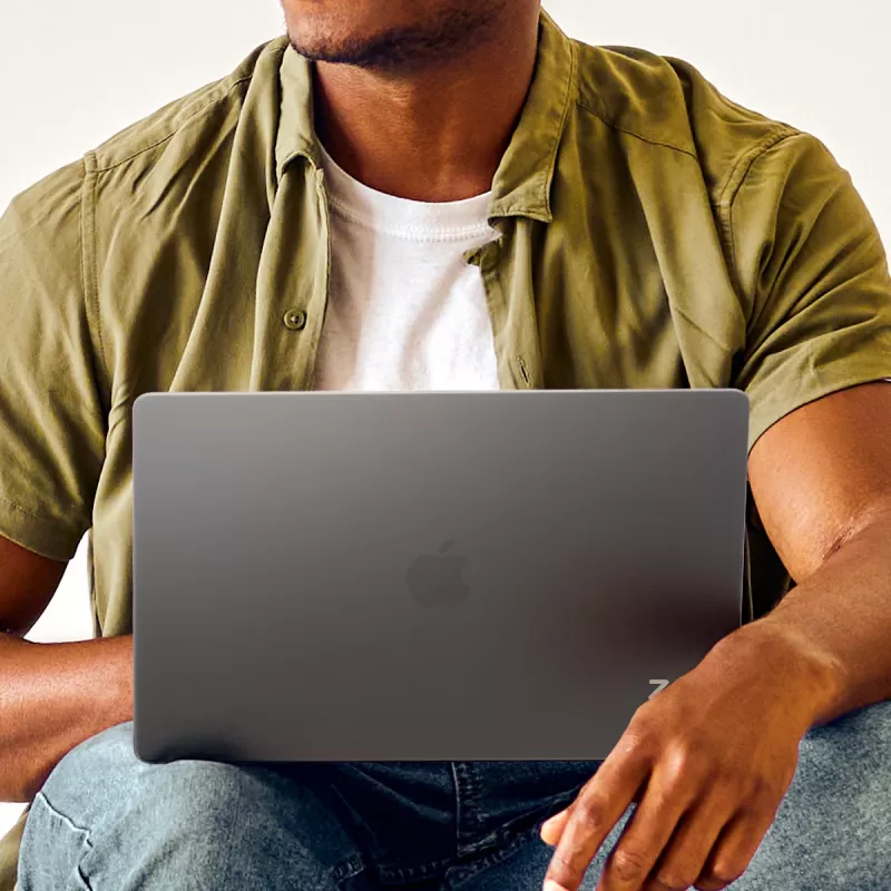Carcasa rígida Zagg para MacBook Air 13 (M3/M2) – Smoke, funda protectora a medida