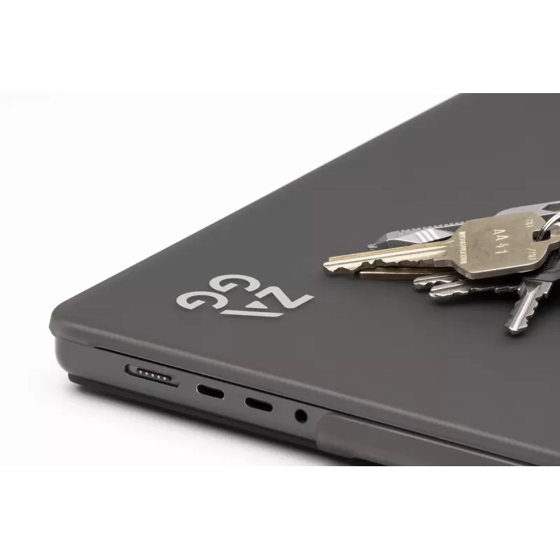 Carcasa rígida Zagg para MacBook Pro 14 M3/M2/M1 — acabado Smoke, funda protectora de encaje