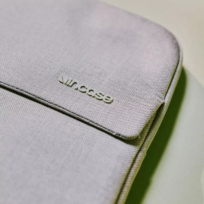 Funda Incase Crosstown con Woolenex para portátil de 16