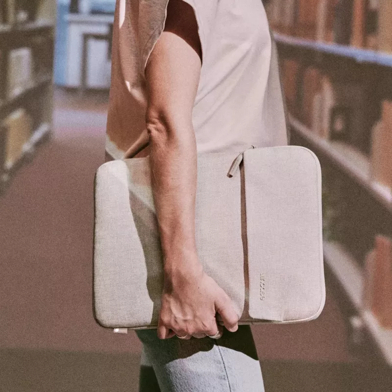 Funda Incase Crosstown con Woolenex para portátil de 16