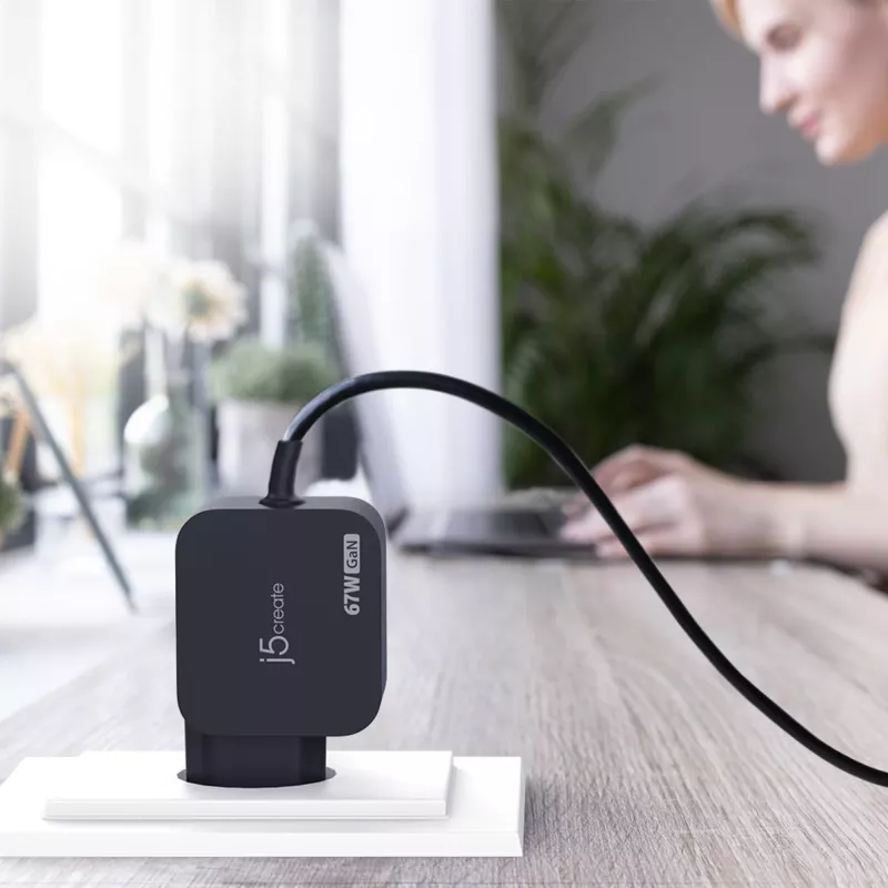j5create JUP1565DCE3A-EN Cargador mini USB-C® GaN PD 67W con 3 tipos de conectores DC - EU