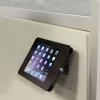 StarTech.com SECTBLTPOS soporte para tablet con cerradura para iPad de 9,7 pulgadas, montable en escritorio o pared, acero, interfaz de montaje 100 x 100 mm, negro
