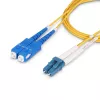 StarTech.com SMLCSC-OS2-1M 1m (3,3ft) cable de conexión de fibra óptica OS2 monomodo dúplex LC a SC (UPC), 9/125µm, optimizado para láser, 10G/100G, insensible a la curvatura, baja pérdida de inserción, LSZH