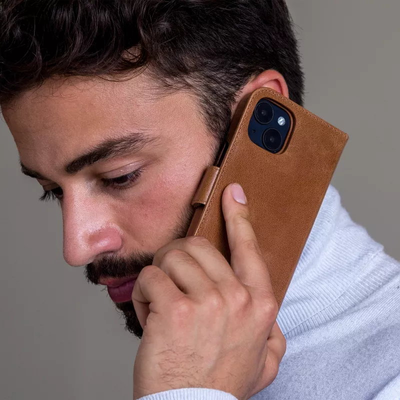 Funda tipo cartera dbramante1928 Lynge iPhone 14 Plus tan 3 compartimentos para tarjetas
