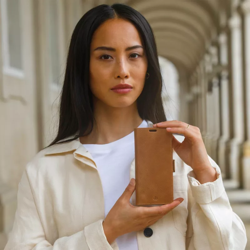 Funda tipo cartera dbramante1928 Lynge iPhone 14 Plus tan 3 compartimentos para tarjetas