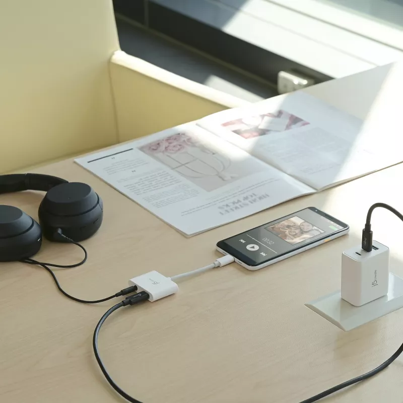 j5create JCA122 Adaptador USB-C® a audio de 3,5 mm con Power Delivery, Negro