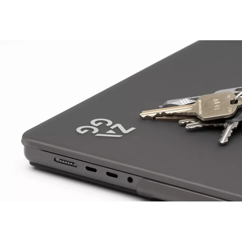 Funda rígida Zagg para MacBook Pro 13 M2/M1 (20) – acabado Smoke, carcasa protectora