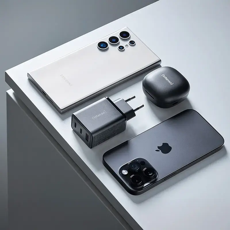 Fuente de alimentación Intenso W65ACC con conectores USB-A y USB-C negra